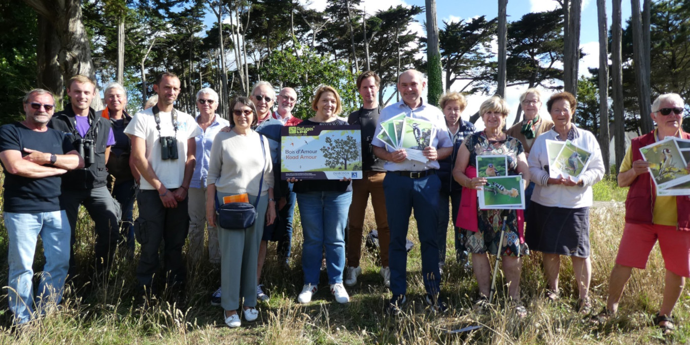 Rencontre des membres de la LPO, des élus et des habitants de la Presqu'île de Quiberon le 28 juin 2022 pour inaugurer le Refuge LPO © LPO Bretagne